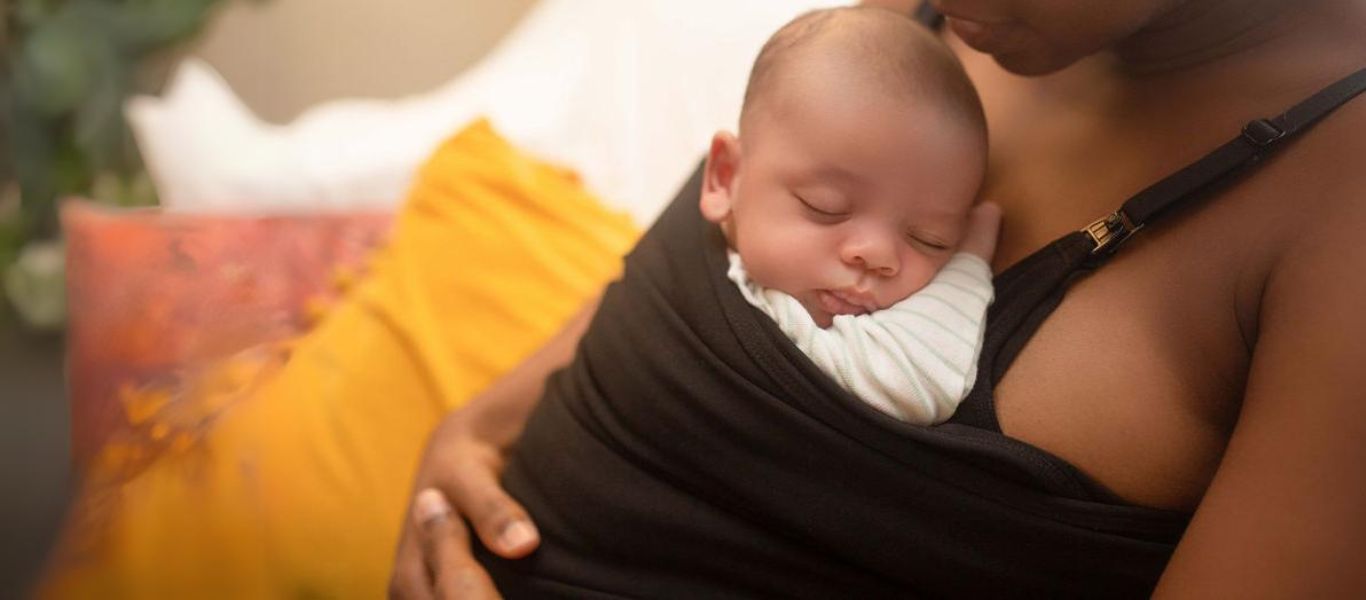 Parent and baby skin-to-skin in a Joeyband